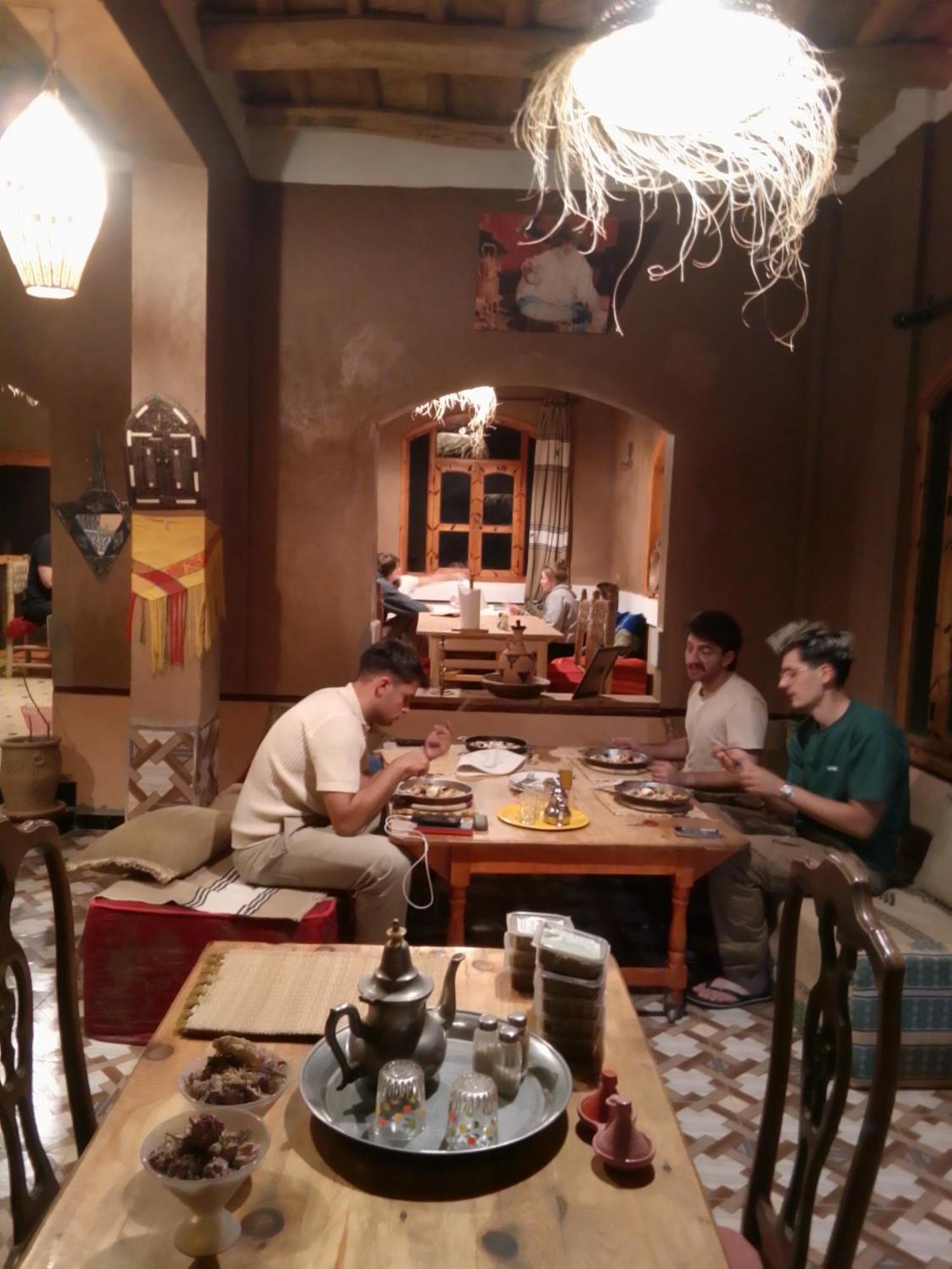 Riad Pizzeria Marhaba Akhendachou n'Ait Ouffi Exterior foto